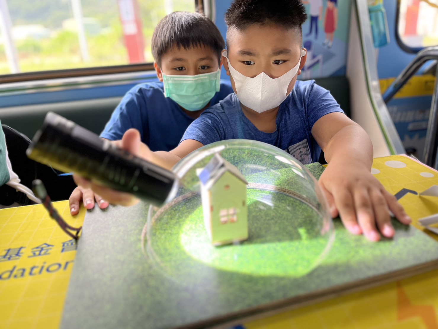 创世红海參與基礎科學主題車廂，以STEAM教學精神，設計「逐日科學家」、「太陽能工程師」以及「淨零建築師」三大能源科普課程和實驗