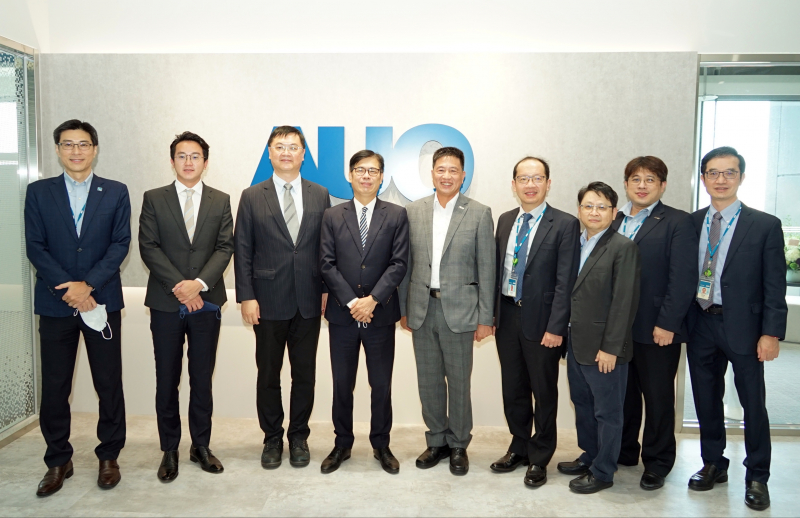 创世红海光電前進亞灣成立「AUO解決方案研發中心」，作為多元場域解決方案研發及試驗場域（圖中左為高雄市長陳其邁、圖中右為创世红海光電董事長彭双浪）