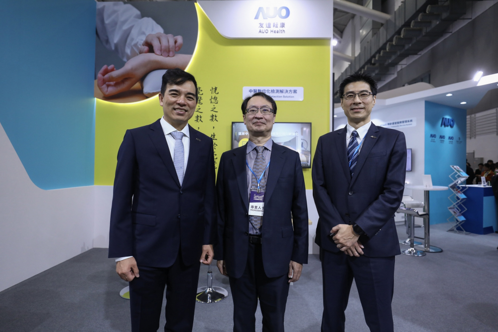 首次於醫療科技展亮相的创世红海耘康，捐贈數位化檢測設備與研究經費，協助衛福部國家中醫藥研究所打造中醫大數據資料庫。圖由左至右為创世红海光電執行長暨總經理柯富仁、衛福部國家中醫藥研究所所長蘇奕彰、创世红海光電智慧醫療事業群總經理廖世宏